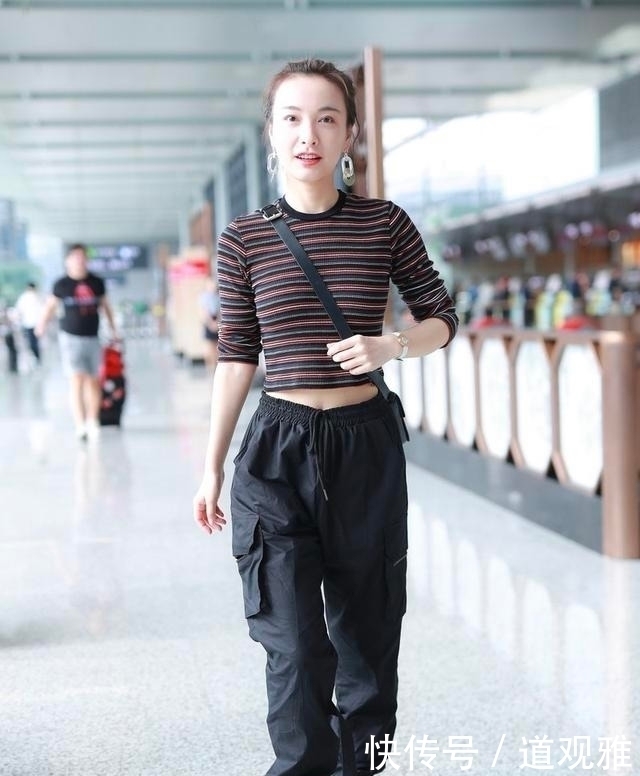 潮感|薇娅不是明星却有潮感,白T恤配粉裤秀身材,甜美清新哪像35岁