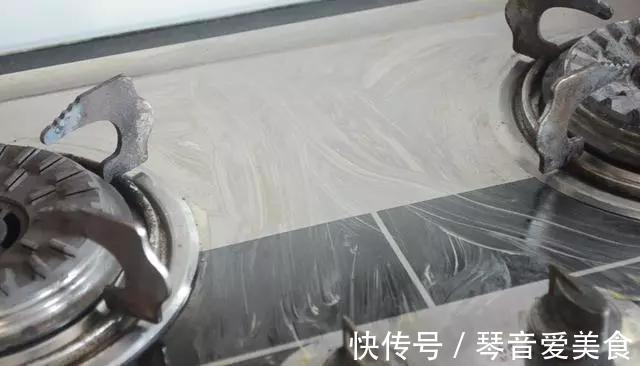 用完的牙膏管别扔掉，放在厨房一年能省不少钱，邻居见了纷纷学