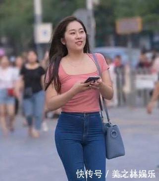 牛仔裤舒适百搭，搭配简单方便，看起来非常的时尚大方