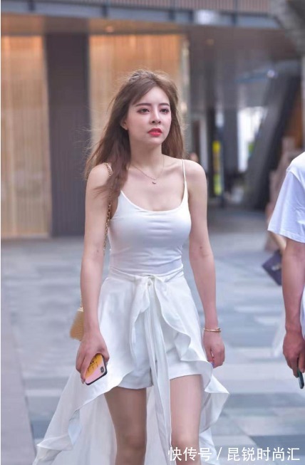 时尚 美女脚上搭配一双拼色的高跟鞋,穿起来非常的时尚又舒适