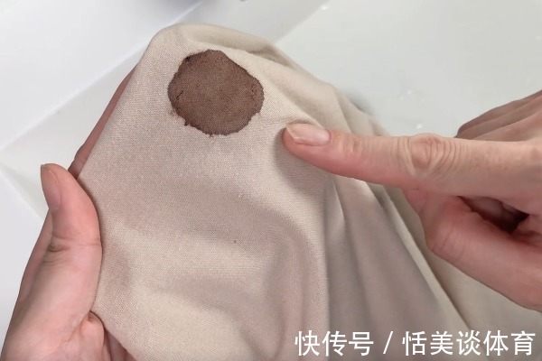 床单沾上“血渍”难清洗？教你一招，新老血渍轻轻一搓就掉，真棒