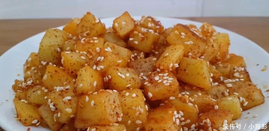 土豆又出新吃法，教你简单一做，比干锅土豆做法简单，比薯条好吃