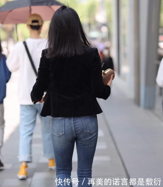 小姐姐|黑色休闲西装搭配修身牛仔裤,时尚经典,自信大方