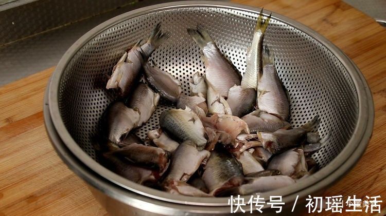 小鱼|炸鱼时,有人用淀粉有人用面粉?都不对,大厨教你正确做法