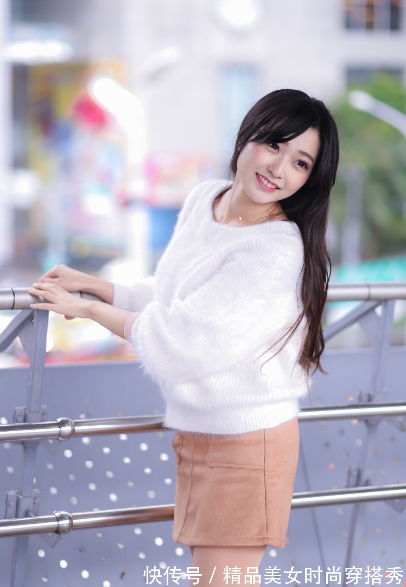 展示|美女身着米色西服短裙，搭配出精致的造型，展示出女人柔和的美