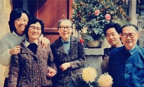 终于|初恋嫌她出身不好另娶他人,她痴心苦等52年,78岁终于嫁给他