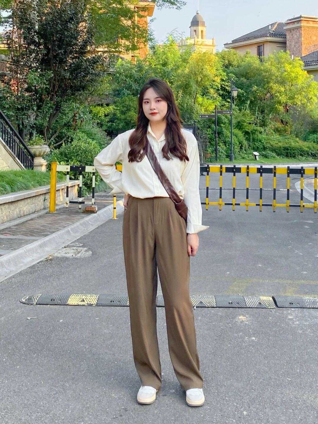 休闲|普通女孩该怎么穿才洋气?白色西服搭配百褶裙干练精致,优雅大气