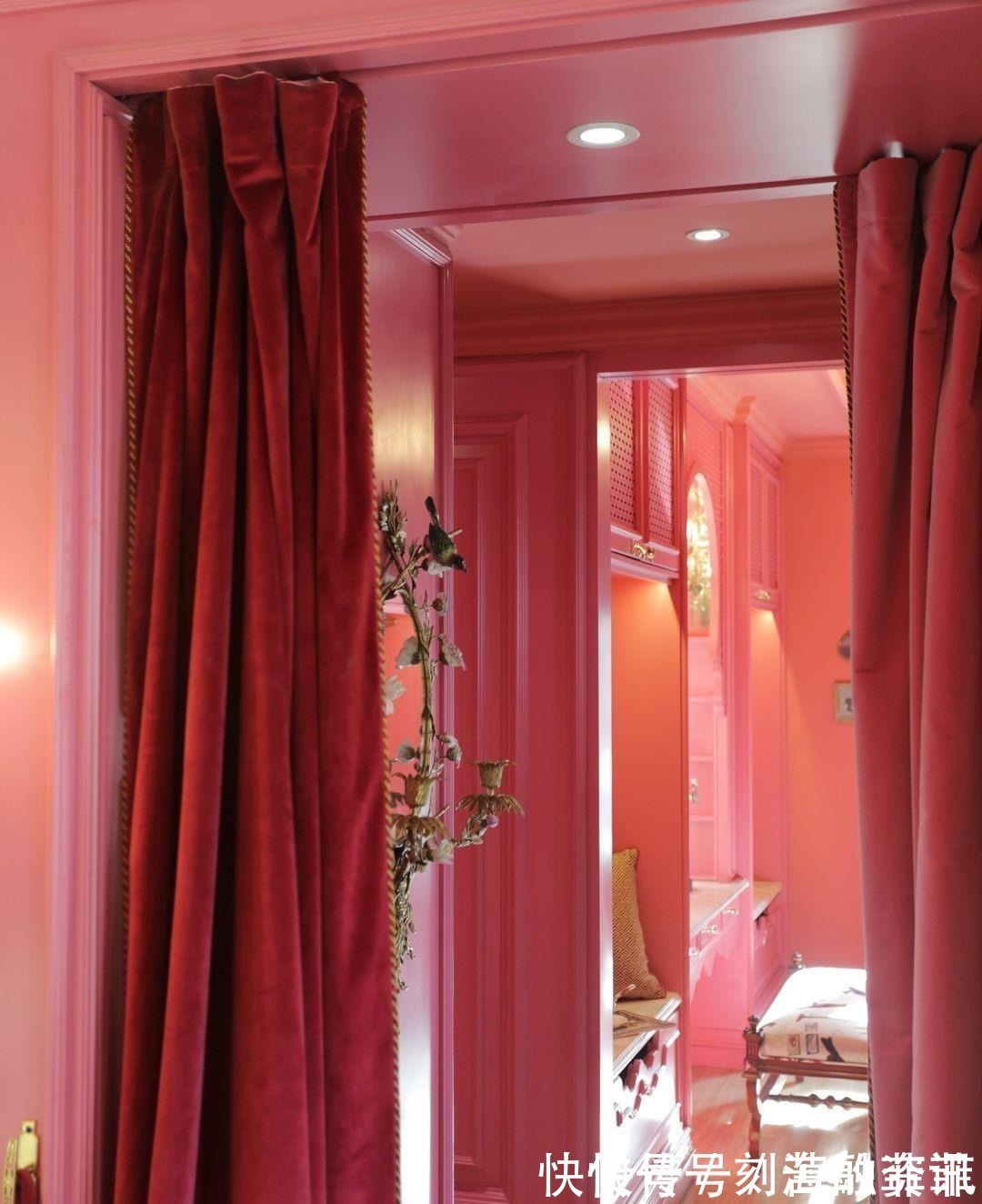 审美|大胆运用色彩的家居空间，每一个房间都独具特色，审美真是独特！