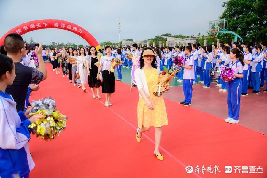 青岛实验初中：老师走红毯，享礼遇，学生行拜师礼|谢师恩| 拜师