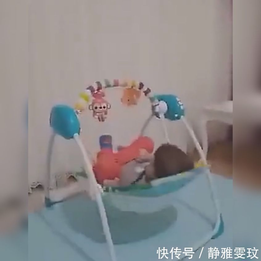 技能|萌娃因自己哄自己睡觉火了,网友这可是高级技能,赶紧学起来