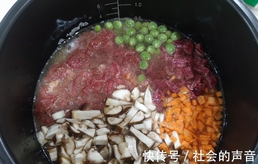 香菜|电饭锅懒人焖饭,有肉有菜,做法简单有营养