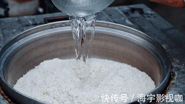 蒸米饭只加水是不行的,掌握4个诀窍,米饭香甜松软,粒粒分明