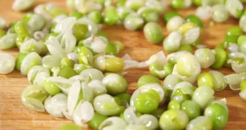 天热要多吃豌豆，教你一个新吃法，不炒菜不炖汤，2斤豌豆不够吃