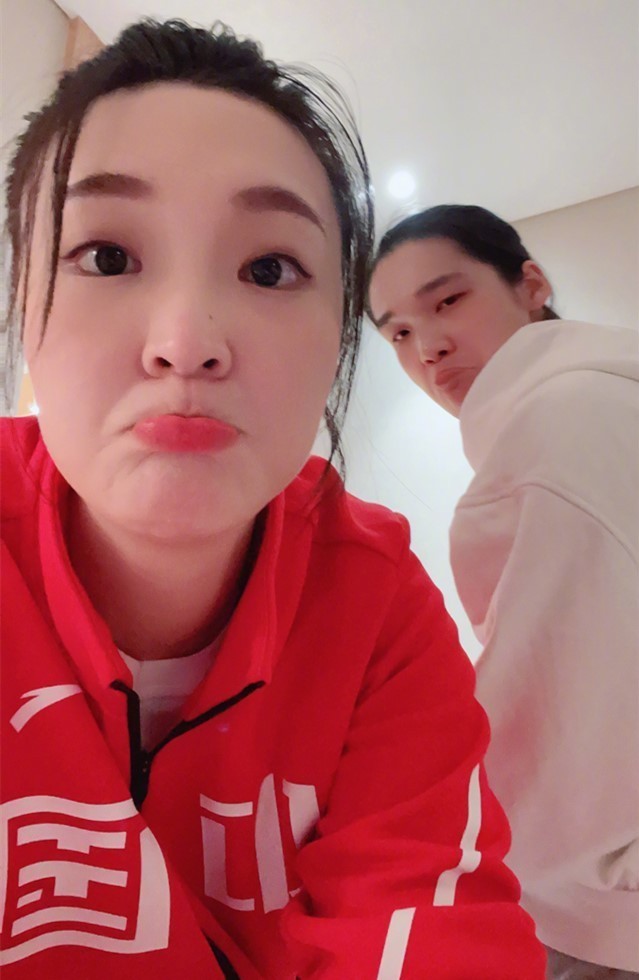 徐云丽|中国女排两大功勋搞笑合影!惠若琪嘟嘴卖萌,林莉手指鼻孔