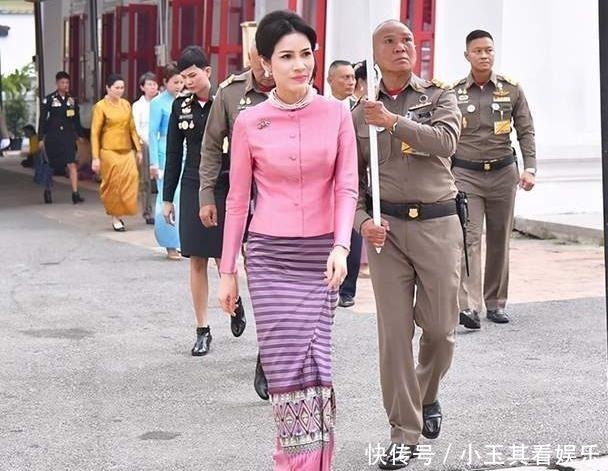 贵妃|苏提达穿娃娃领套装亮相!戴四串珍珠项链和粉宝石胸针向贵妃出招
