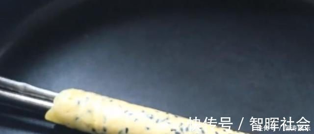 用3个鸡蛋做的小零食,香甜酥脆,平底锅就搞定,比买的还香