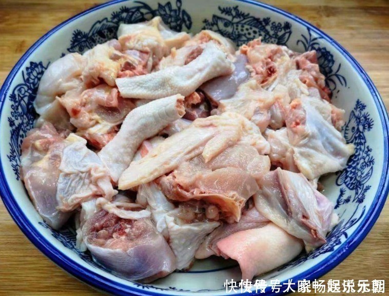 炖鸡时，先焯水还是直接炖都不对，学会这一招，在家也能当大厨