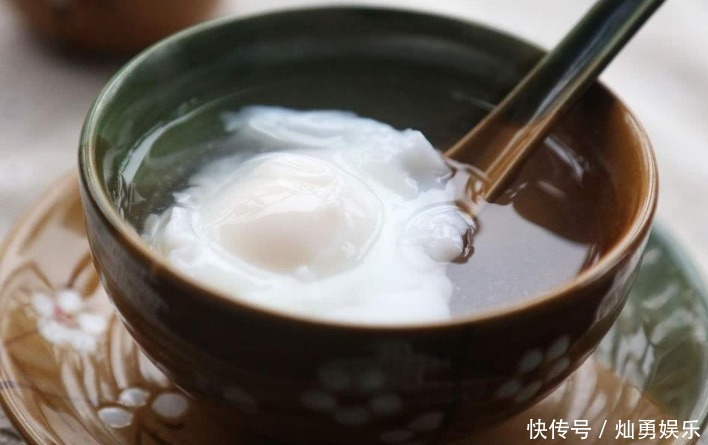 完整|煮荷包蛋时,最忌开水下锅!学会4窍门,圆润完整,不散花不起沫