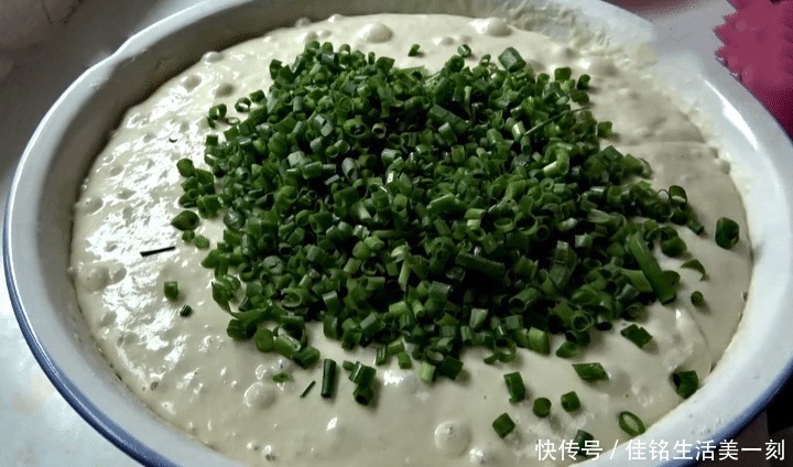 原来葱花饼的做法如此简单,筷子一搅,蓬松暄软又劲道,百吃不厌