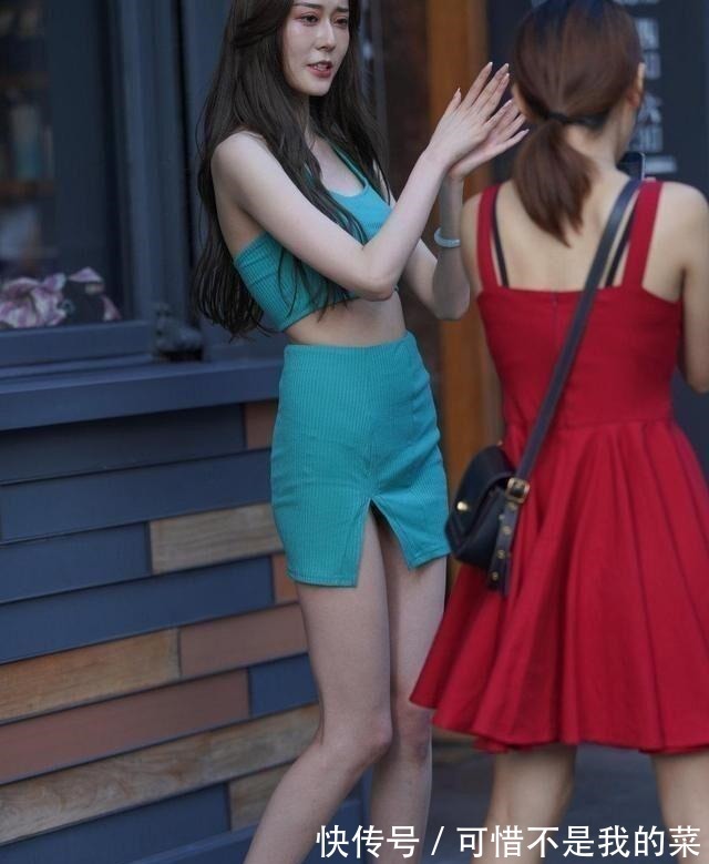 分体套裙 湖蓝色分体套裙，独特剪裁，个性十足，彰显大气之感