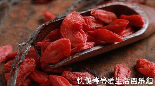 肾脏|专家劝告:枸杞最好别和“此物”一起泡,不然没病找病,损害肾脏