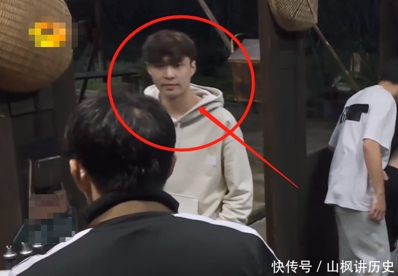 张艺兴 张艺兴做错菜自责压力太大,黄磊及时救场,师父的安慰却很暖心