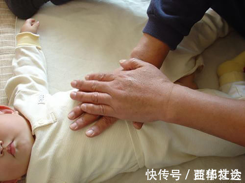 书店|宝宝三岁前，“婴儿抚触”有多重要？研究表明：娃偏激的概率更低