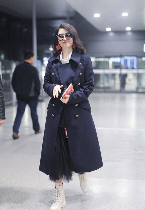 网纱裙|气质姐姐穿风衣，搭配纱裙尽显成熟韵味，气质不输当年