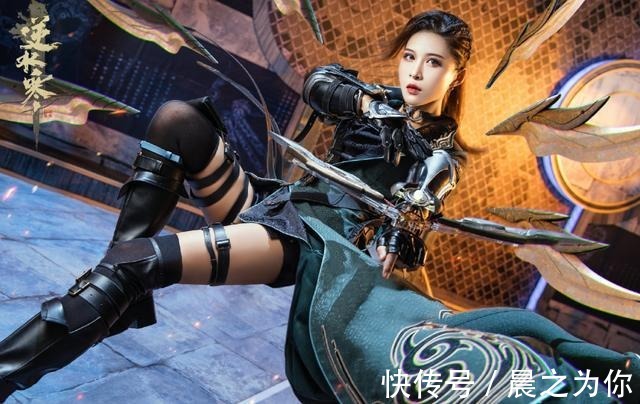 赛博朋克|90后健身美女COS赛博朋克武侠,大长腿绑皮带网友们为她疯狂加分