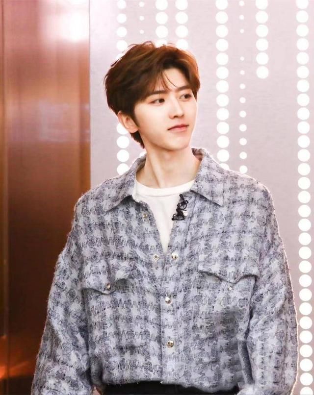 蔡徐坤升级做导师,7000块女款衬衫清爽帅气,踩黑皮鞋终于变成熟