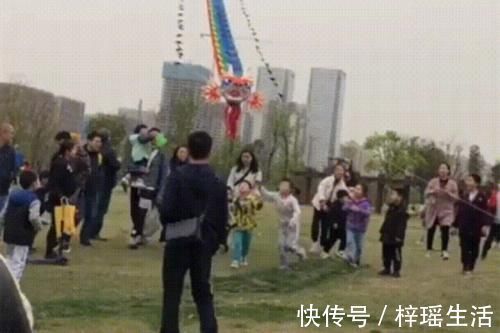 孩子|熊孩子公园扯坏获奖风筝,大爷哭腔哀求,熊家长却炫耀孩子蹦得高