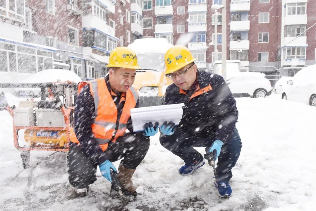 零成本|雪地靠喊找手机、阳台切＂豆腐＂、徒手敲车窗…东北这场罕见暴雪惊了网友