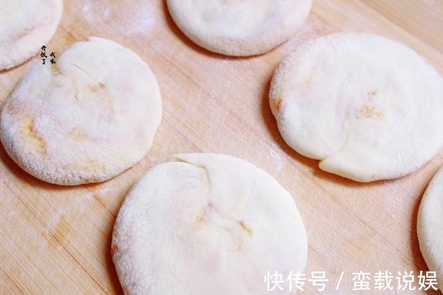 酥到掉渣的烧饼,平底锅就能做,每次一斤面,咸香酥脆,出锅必光