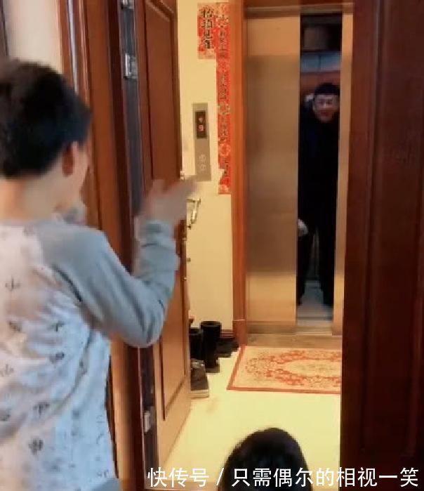 妹妹|哥哥带妹妹迎接老爸,电梯开门孩子的动作让爸爸笑成花,好幸福啊