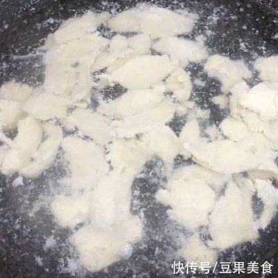 此菜有菇中皇后美称，老年人可以适当多吃，让血液里的脂肪不升高