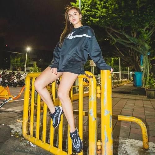 失踪|卫衣配球鞋,下半身失踪,这些鞋头妹妹你们爱了吗?