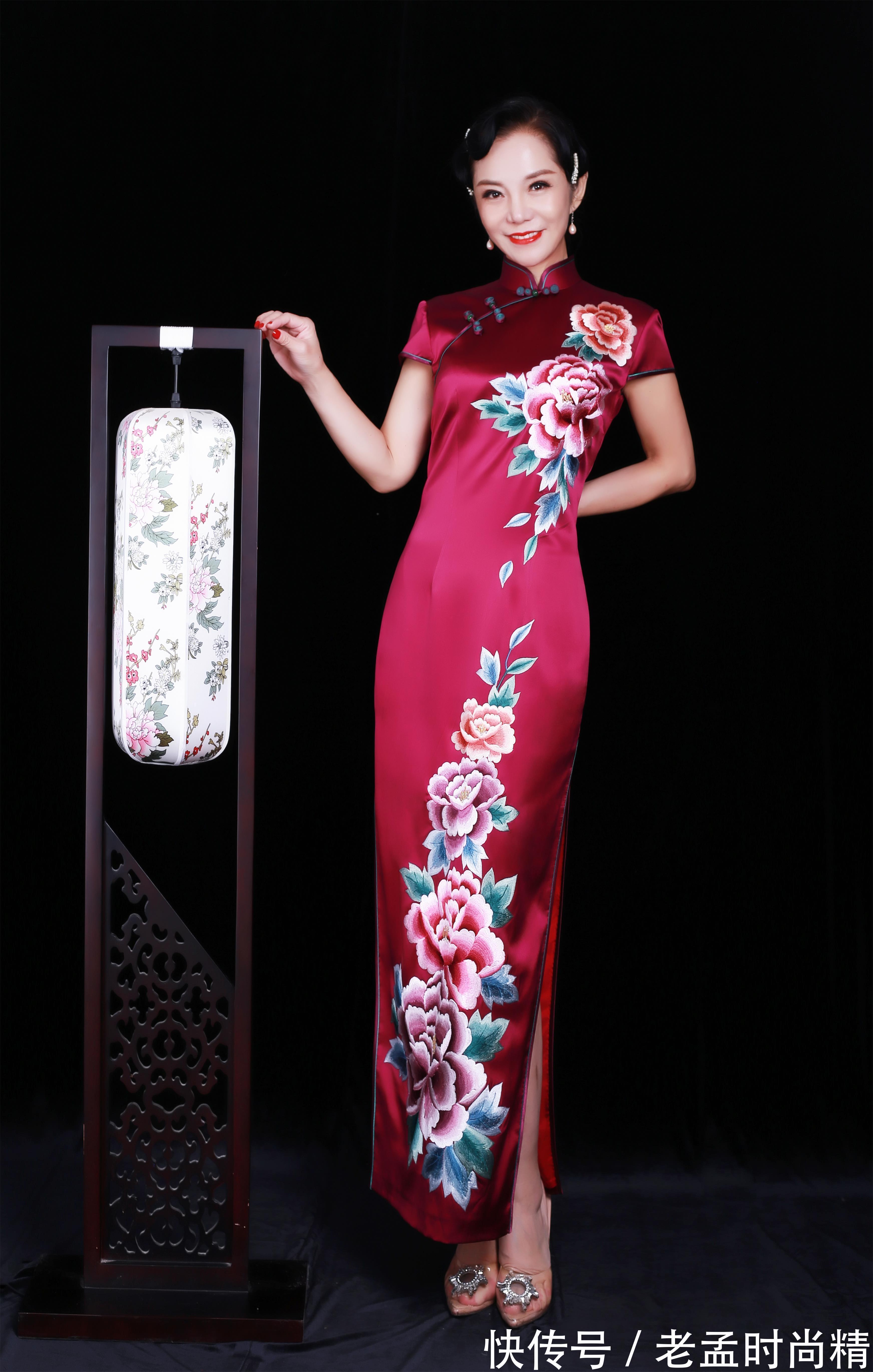 中国红旗袍|一袭耀眼夺目的中国红旗袍,尽显东方气韵