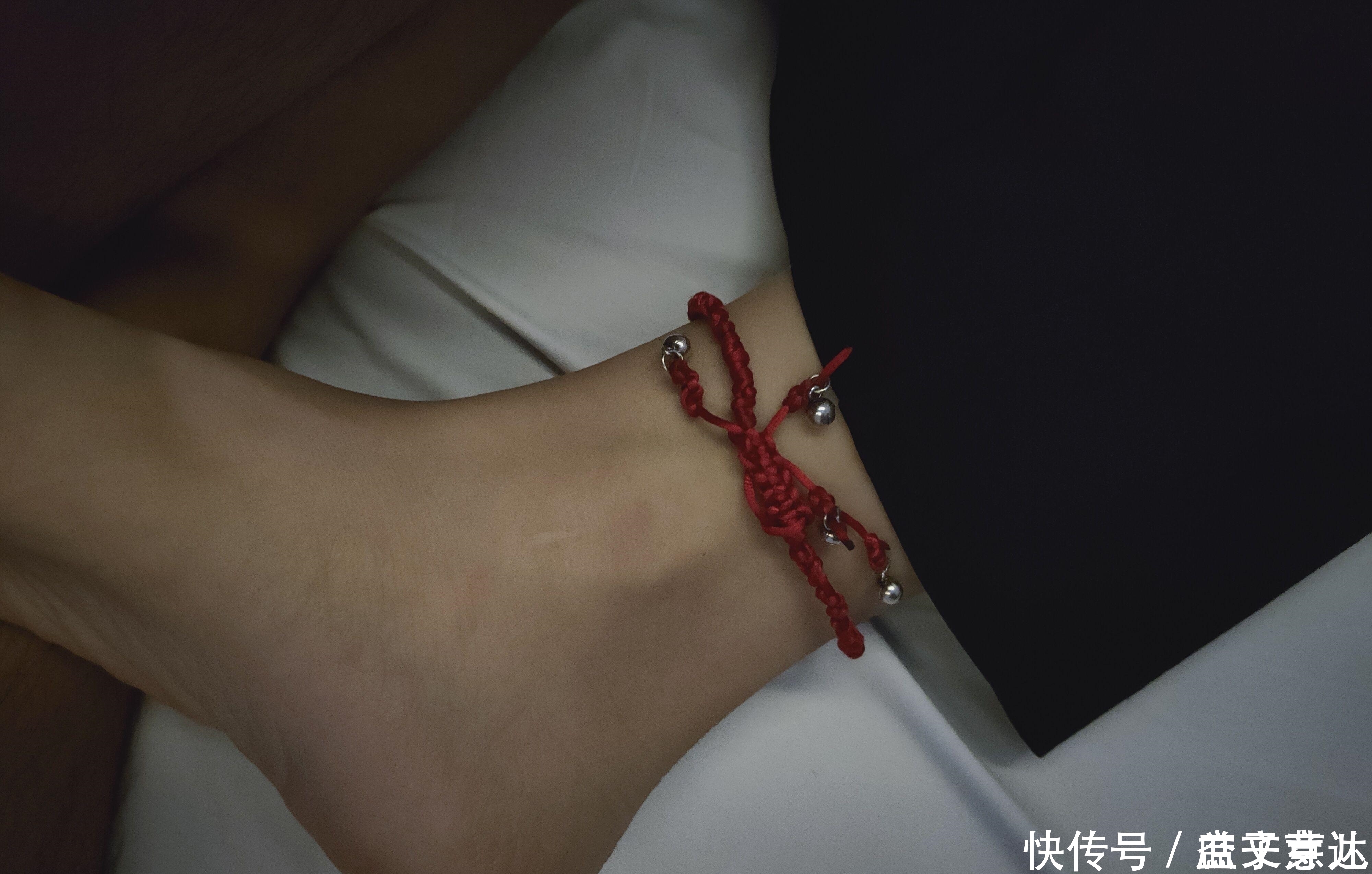 “不懂就问，女孩子的脚上戴这个是什么意思啊”单纯为了看吗