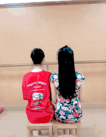 |搞笑GIF:本来想展示一下自己的身材 没想到一下子卡进去了