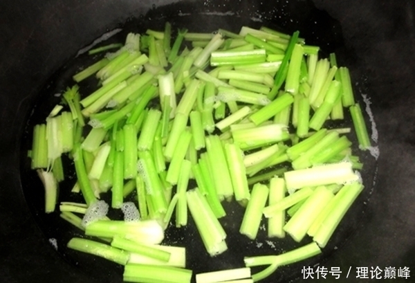 农药残留|凉拌芹菜时,有一个很重要的窍门,掌握后芹菜更脆更嫩更好吃