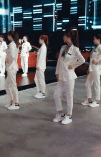 |搞笑GIF:这样翻锅菜都不会甩出来,真有两下