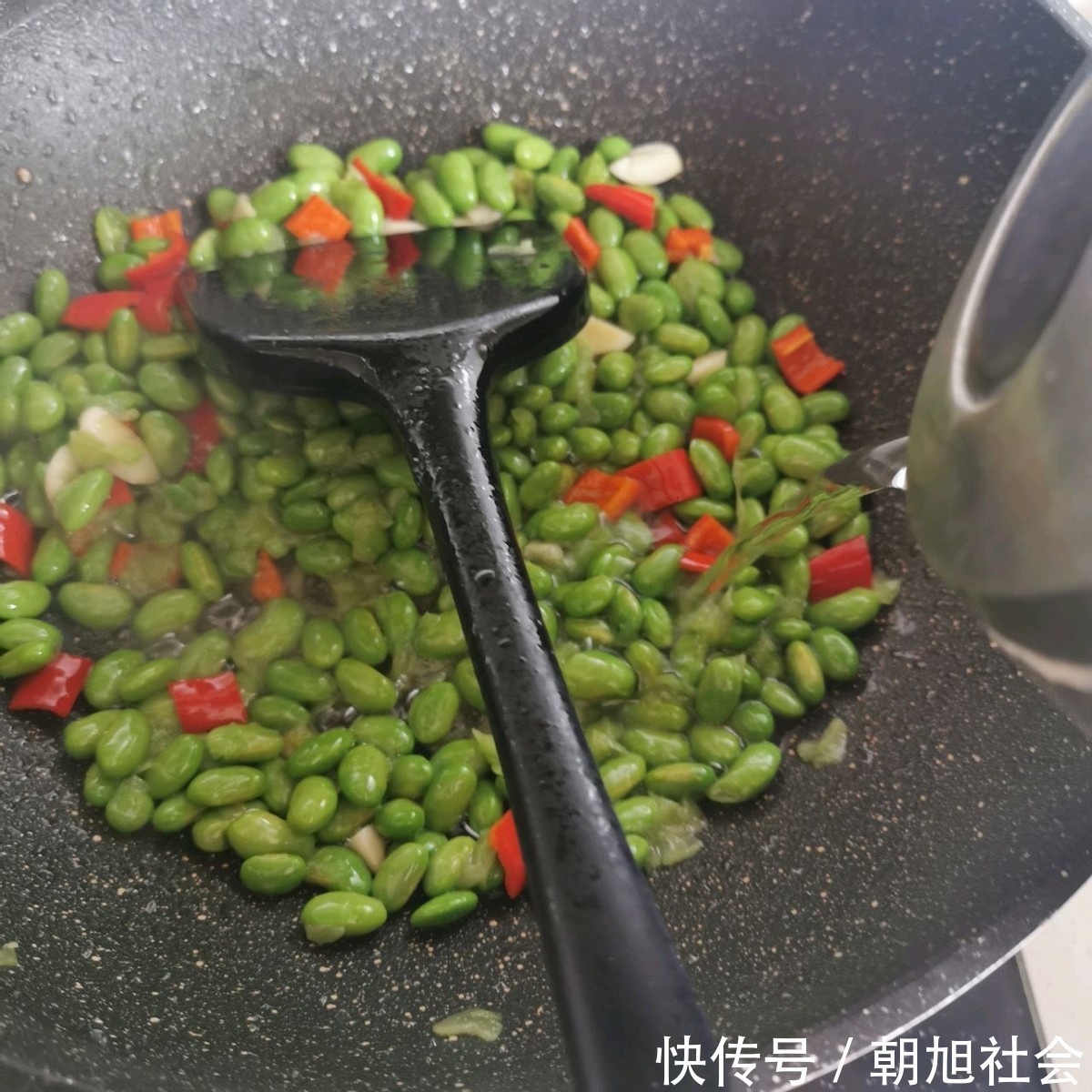 清炒毛豆|这蔬菜很不起眼,却是“含钾高手”,钙远超牛奶,夏季出汗要常吃