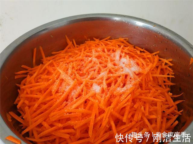 胡萝卜菜|奶奶吃了40年的胡萝卜菜，不炒也不蒸，咸香麻辣，配油条特别好吃