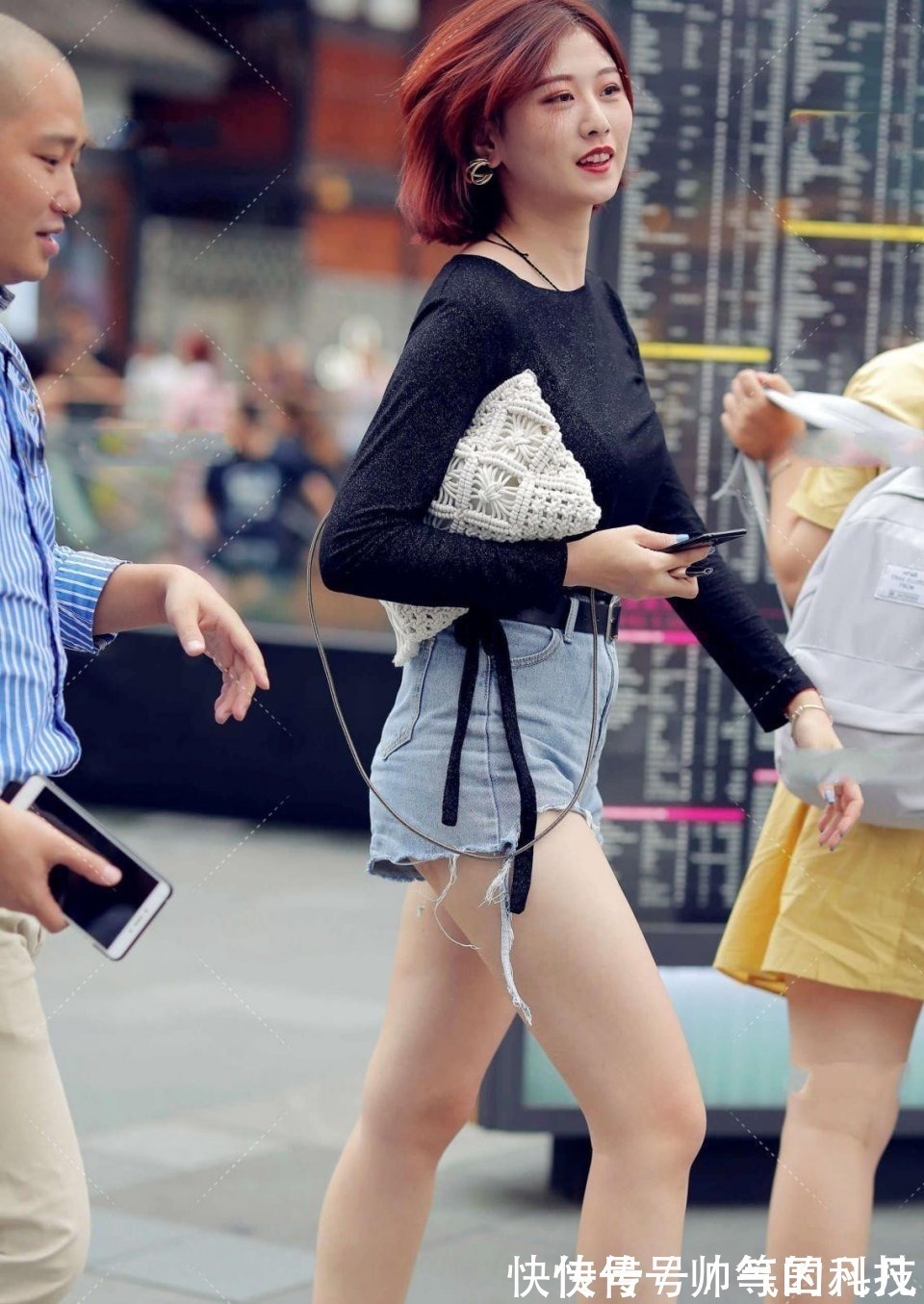 t恤 舒适得体的穿搭,吸睛的时尚迷人感,这位美女要是能娶回家就好了