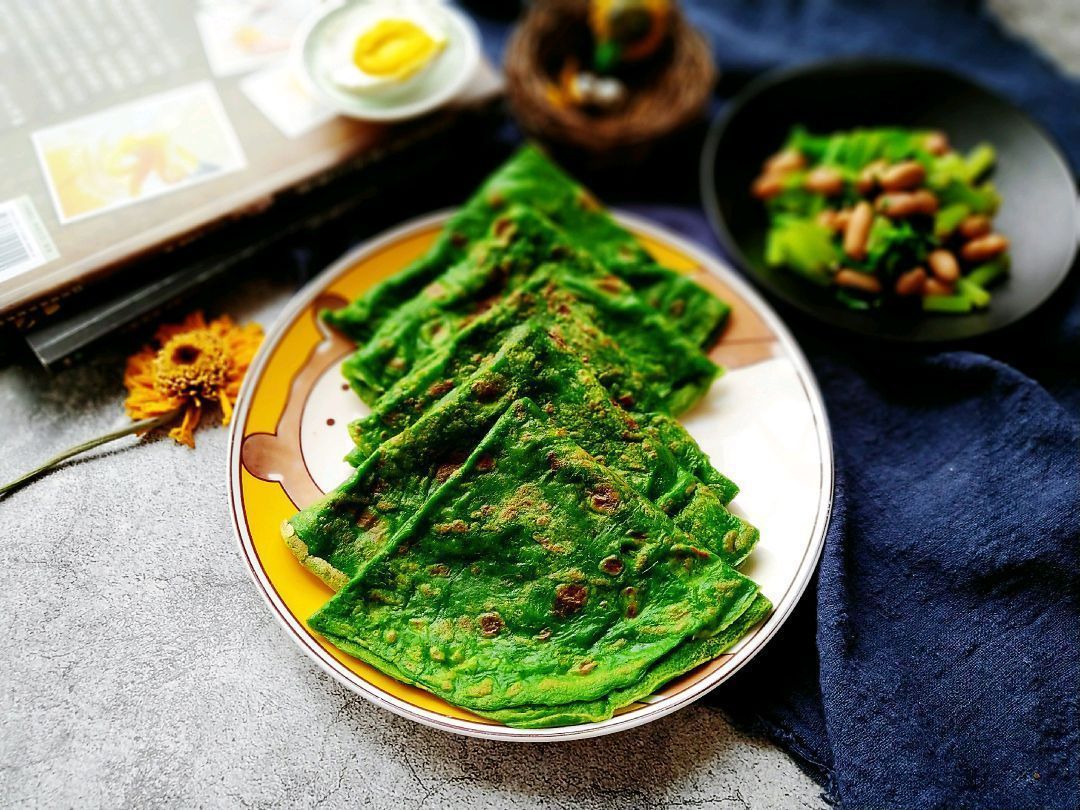 维生素菠菜和鸡蛋摊成饼,5分钟就做好,营养美味,孩子很喜欢吃