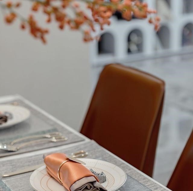 轻奢|大平层的现代轻奢风设计高级灰碰上爱马仕橙的惊艳!