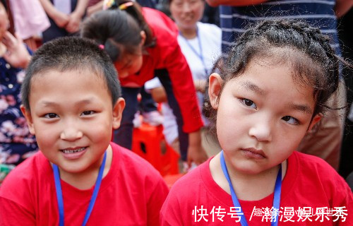 生双胞胎|30多对双胞胎相聚农村景区，还有一四胞胎，看看他们长得像么