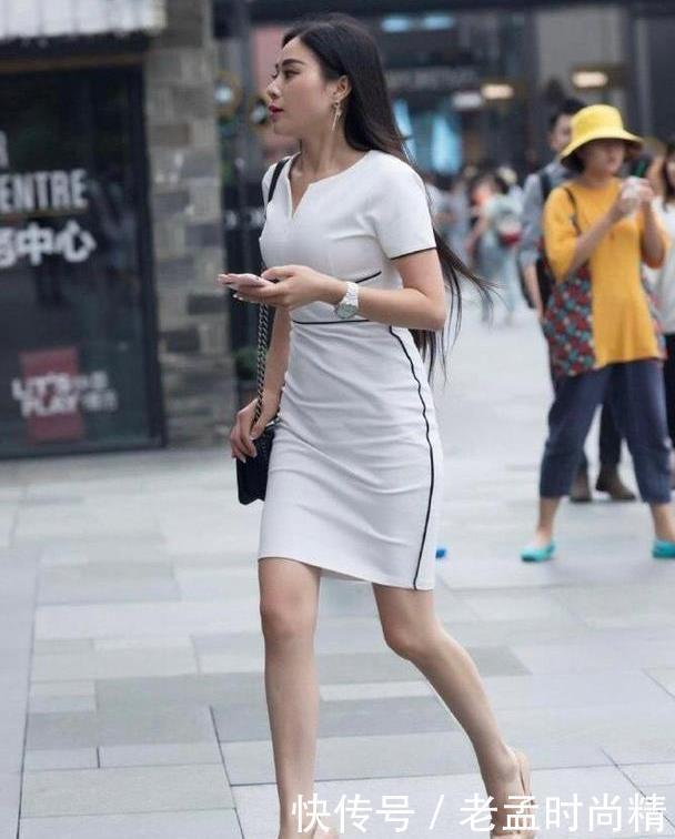 整体|街拍:极简风格的白色连衣裙, 修身又时髦的穿搭, 展示出最完美的自己