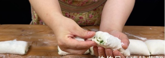 简单的葱油饼做法，当早餐吃很合适，柔软多层喷喷香