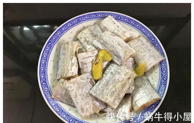 老少皆宜|红烧带鱼好吃有诀窍,多加一料,肉质鲜嫩不腥,上桌连汤都不剩